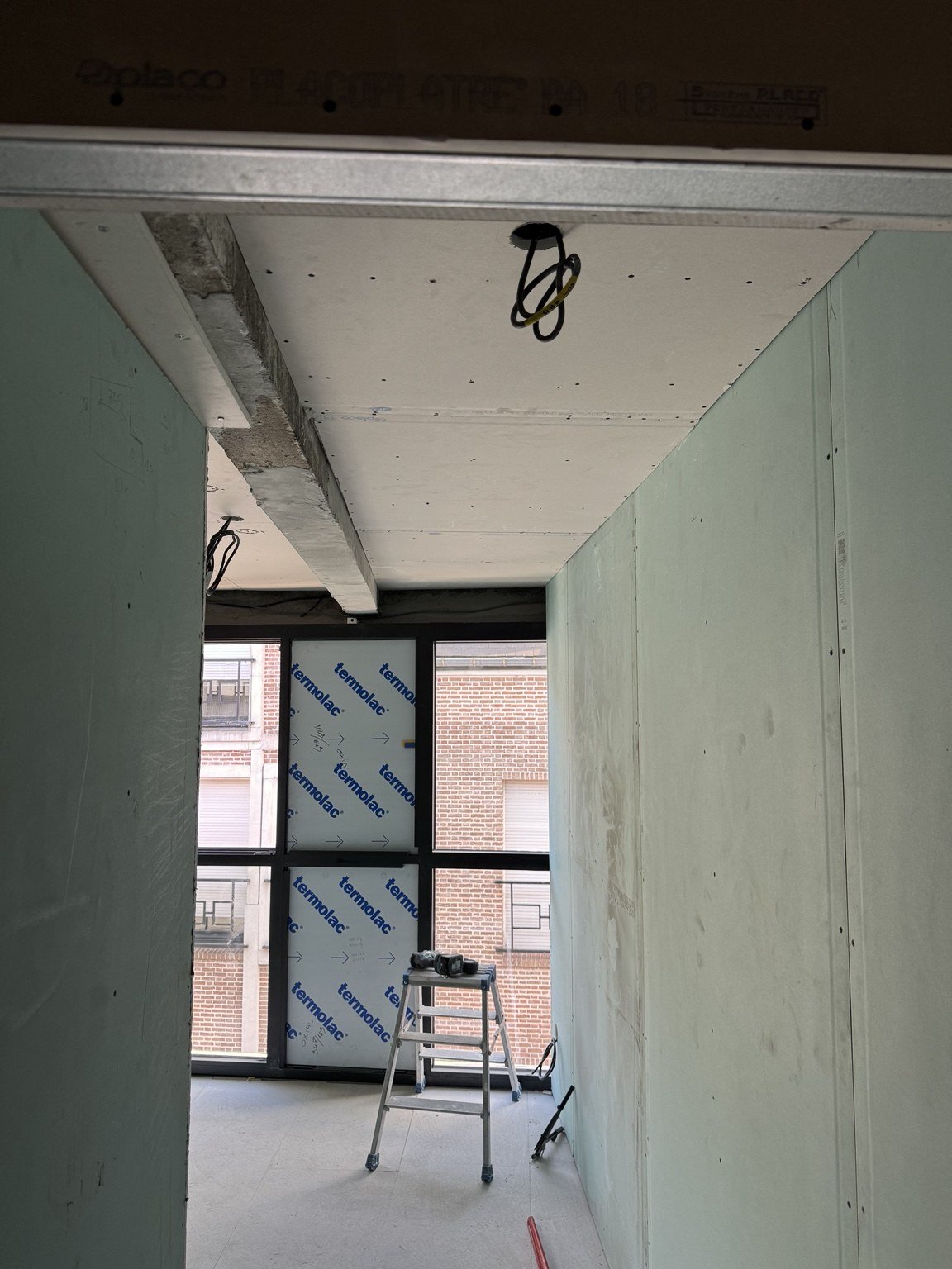 Couloir après la pose des plaques de plafond