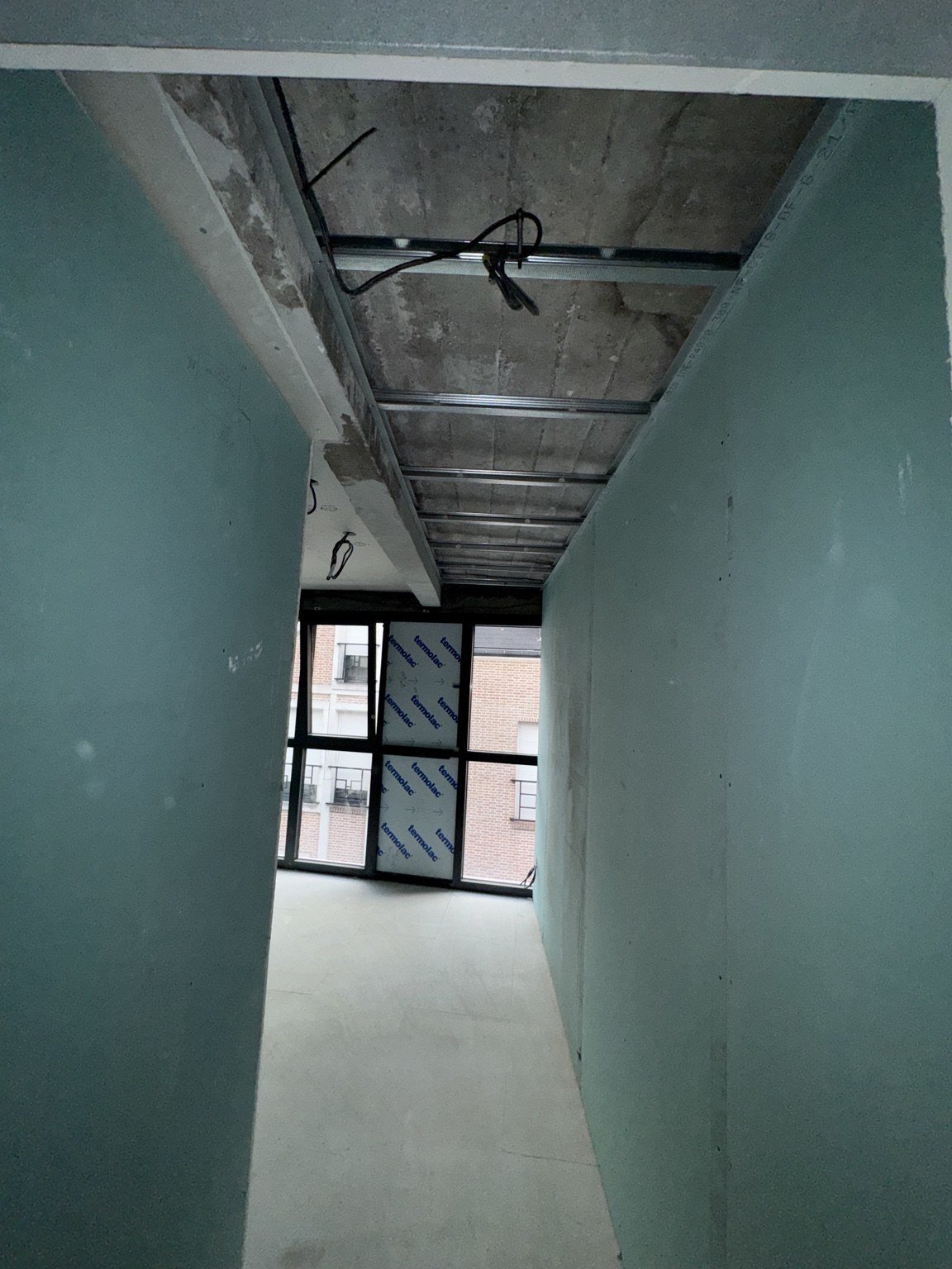Couloir avant la pose des plaques de plafond